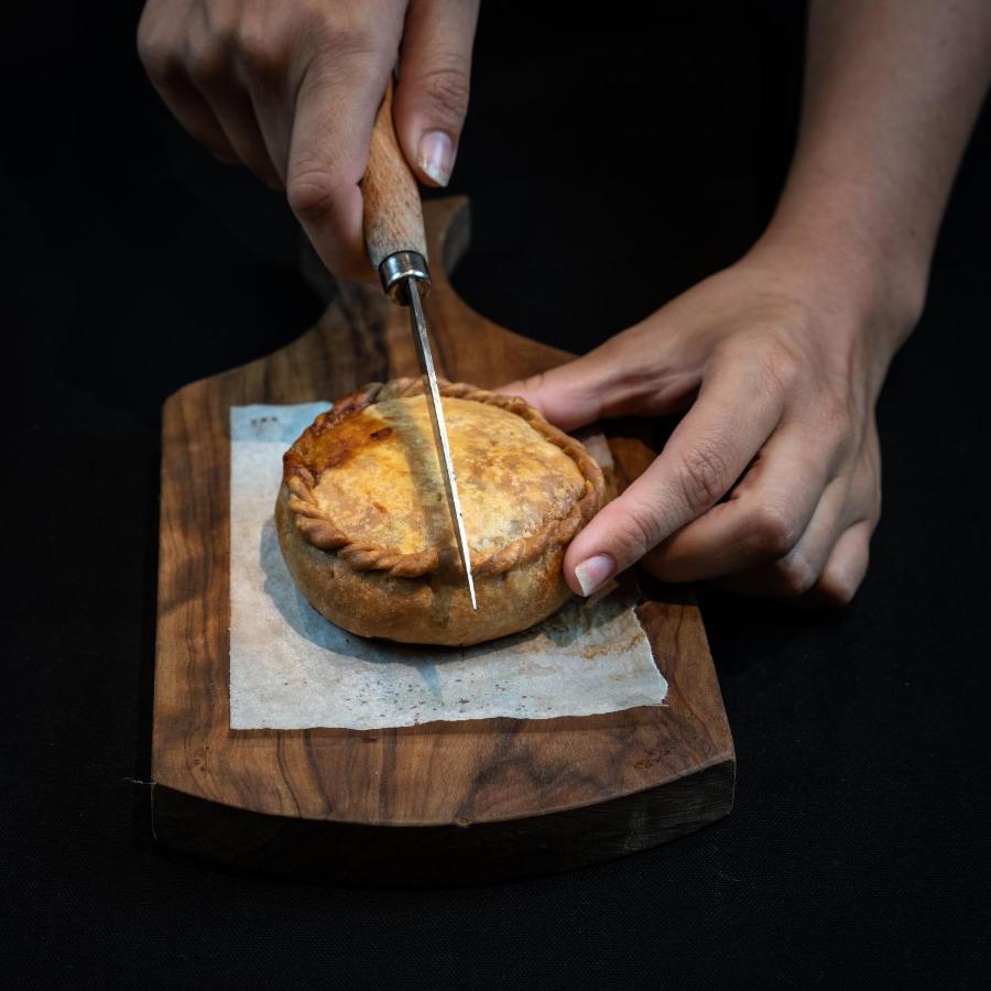 El Llorenc Parc De La Mar - Adults Only Palma de Mallorca Eksteriør bilde A pork and apple pie being cut