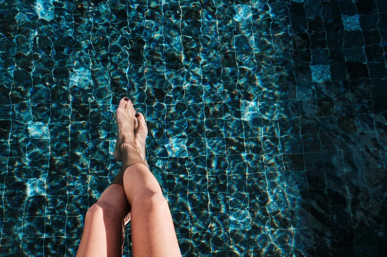El Llorenc Parc De La Mar - Adults Only Palma de Mallorca Eksteriør bilde A woman's feet in a swimming pool