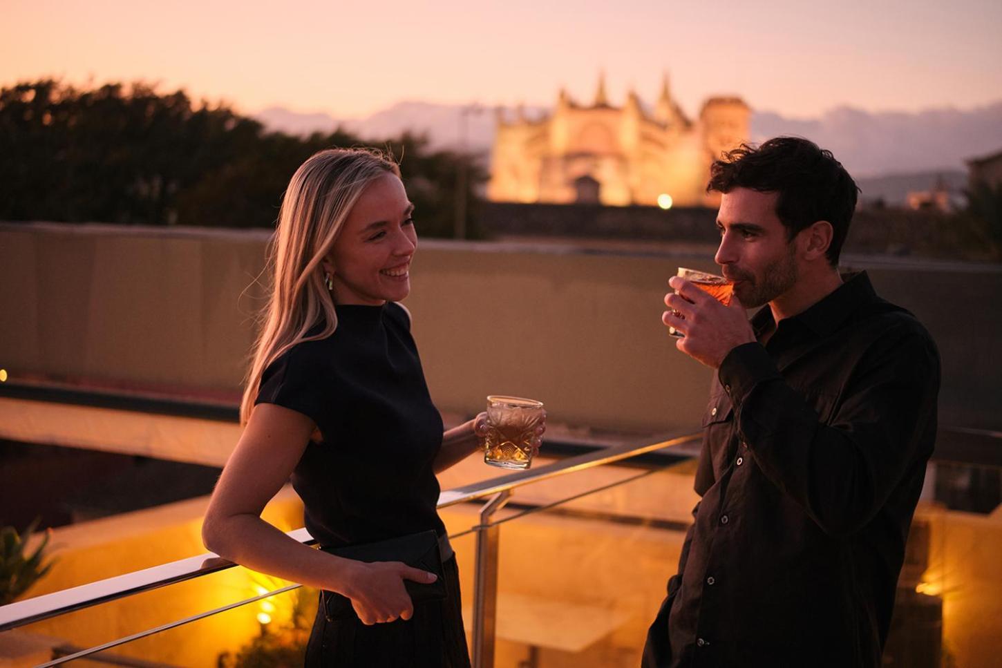 El Llorenc Parc De La Mar - Adults Only Palma de Mallorca Eksteriør bilde A couple drinking cognac