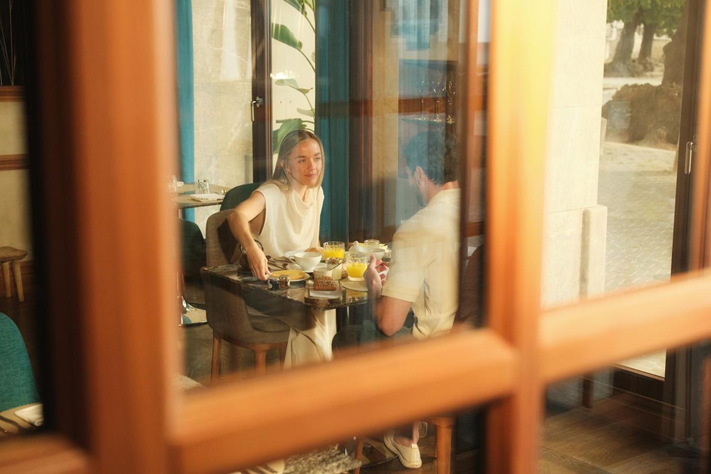 El Llorenc Parc De La Mar - Adults Only Palma de Mallorca Eksteriør bilde A woman eating at a restaurant in Tbilisi