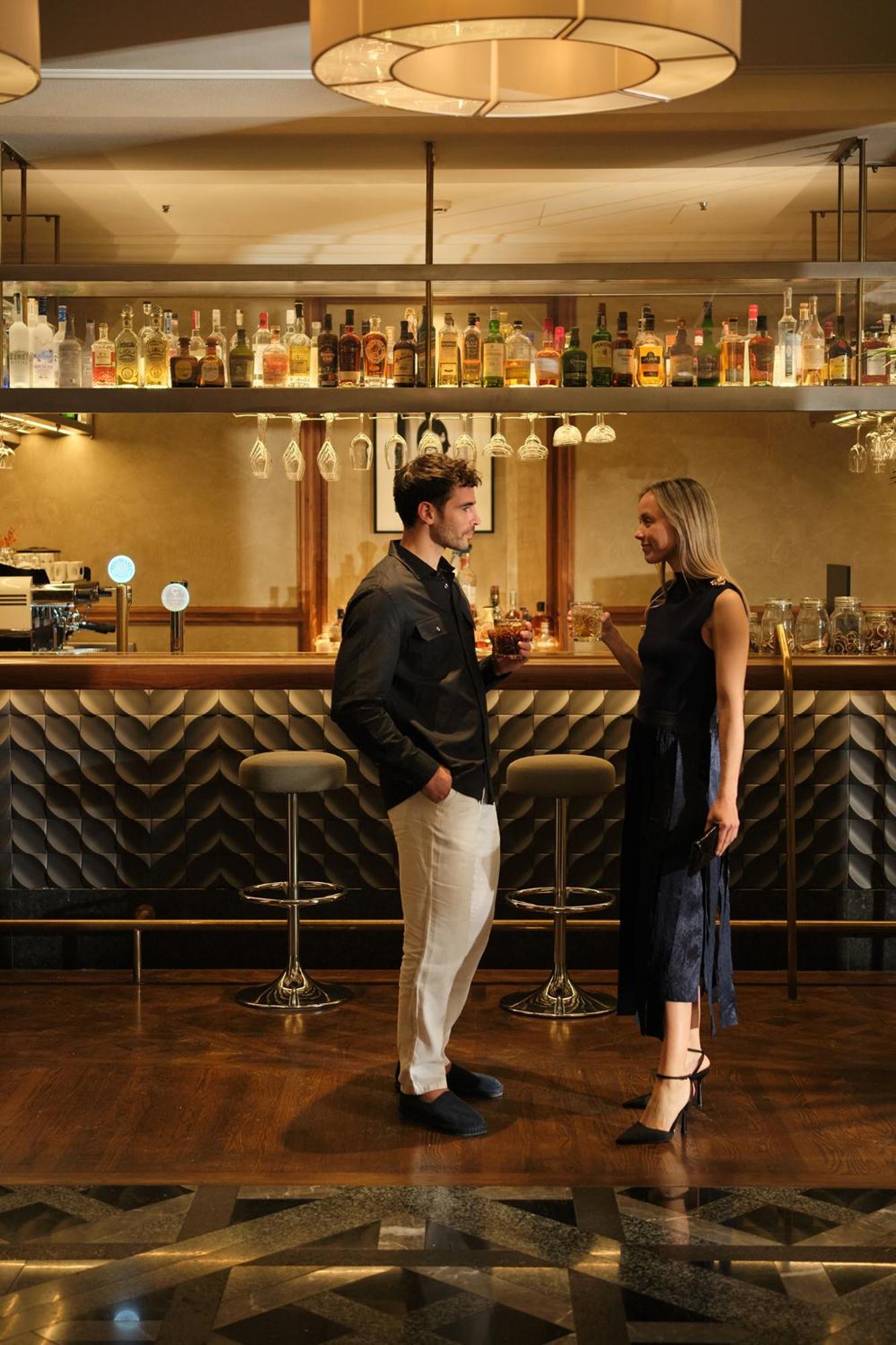 El Llorenc Parc De La Mar - Adults Only Palma de Mallorca Eksteriør bilde The bar at the London Edition